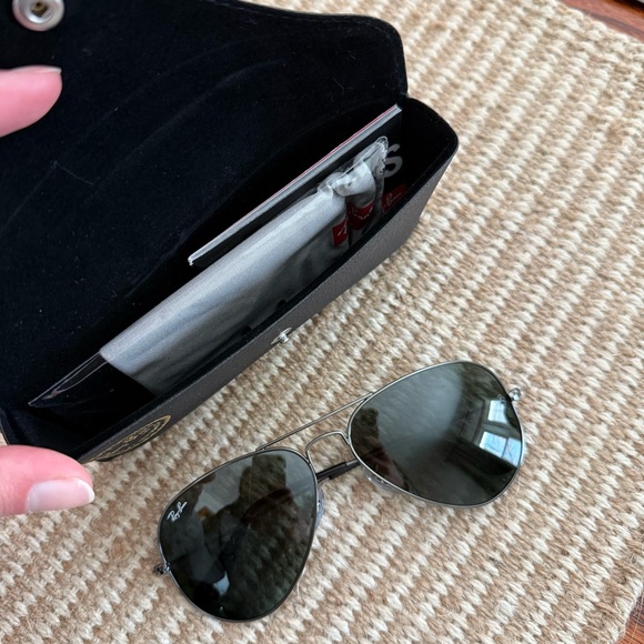 Black Aviator Ray-Ban Sunglasses - Picture 2 of 3